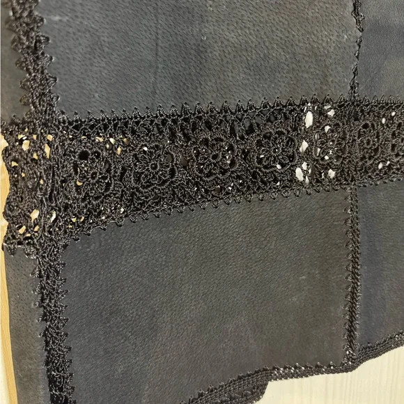 Vintage Black Sleeveless Vest with Lace Detail - Picture 4 of 5